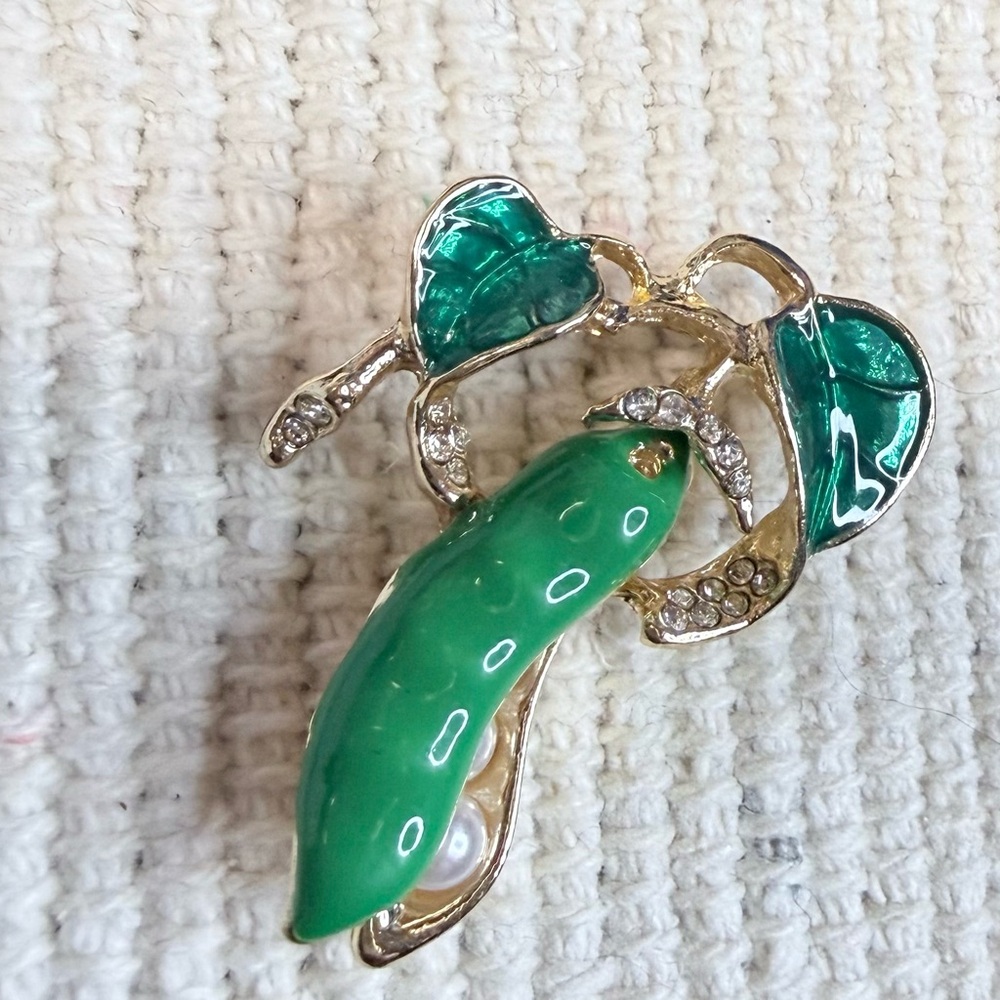 Pea Pod Brooch or Pin